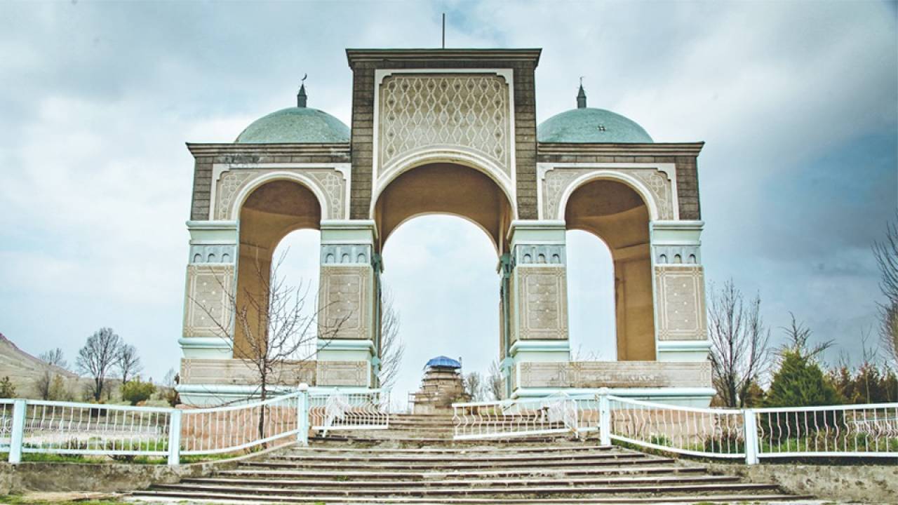 MAUSOLEUM OF SHAH FAZIL