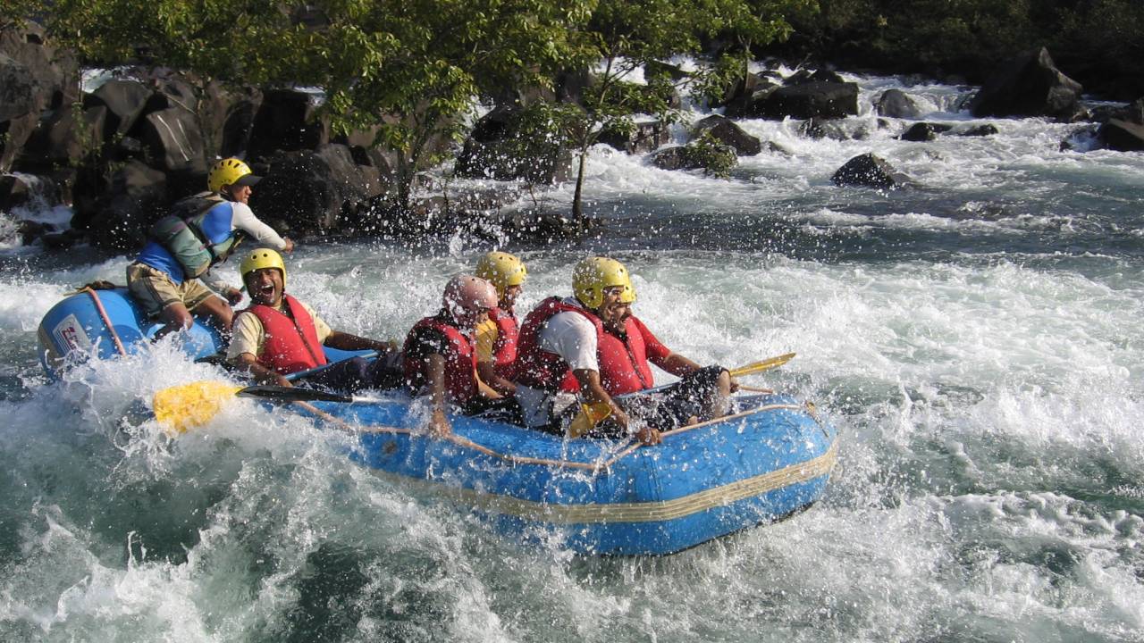 Wildwasser-Rafting und Kajakfahren